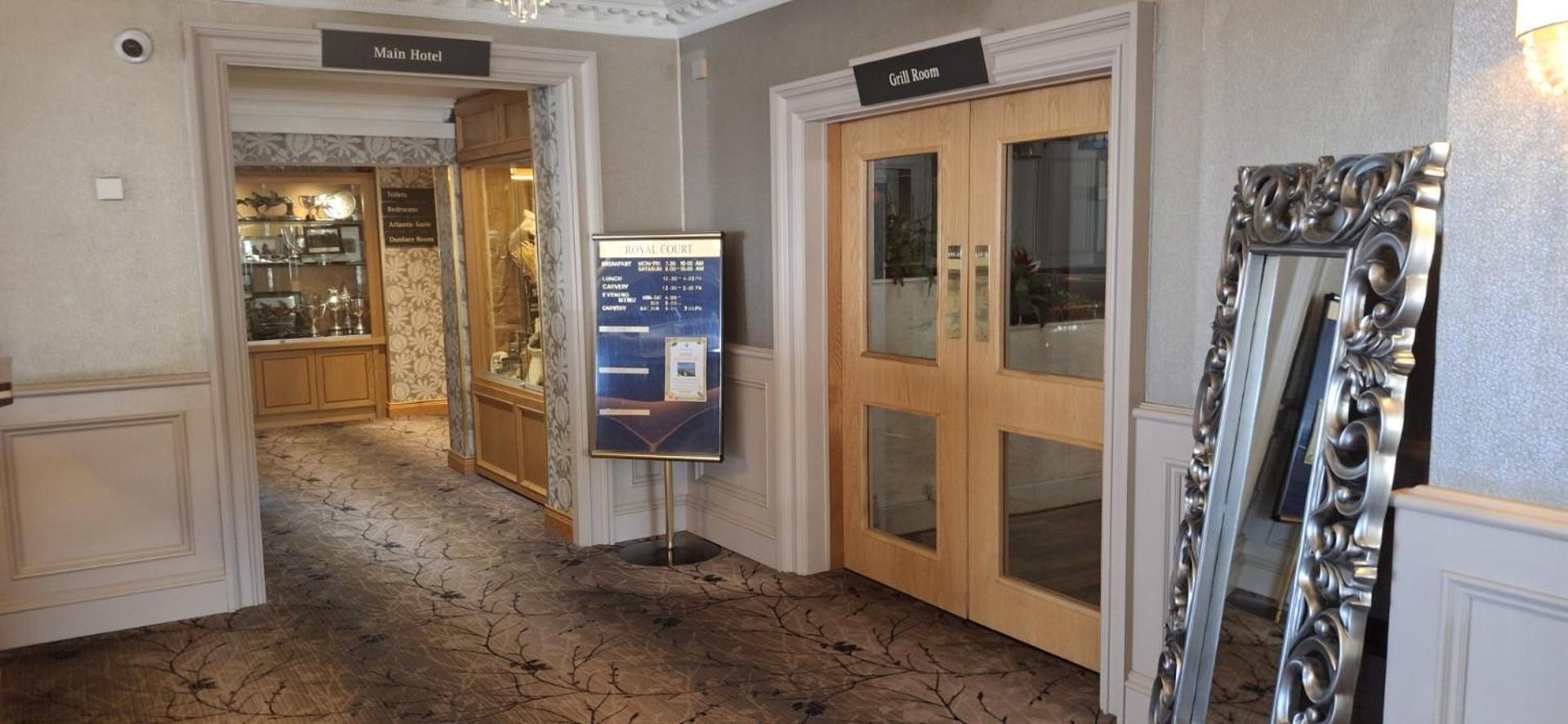 Royal Court Hotel 포트러시 외부 사진